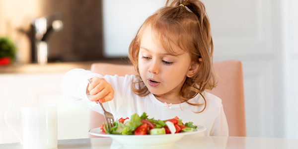 menina comendo salada 