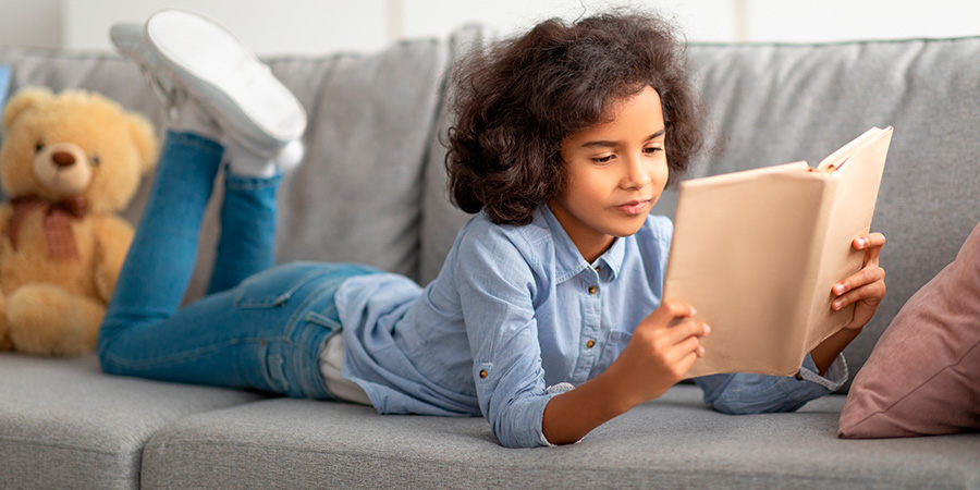 menina fazendo leitura 