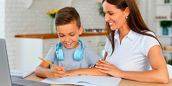 mãe e filho estudando 