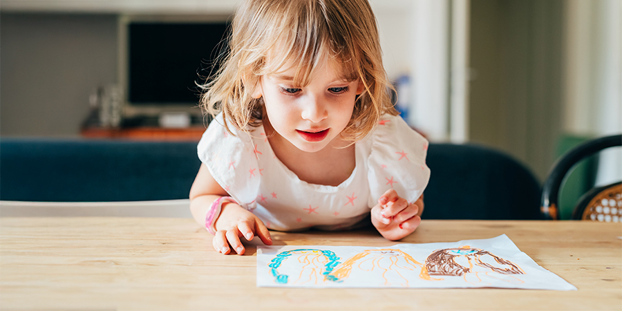 criança fazendo desenho infantil 